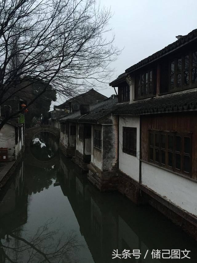 救援受困木屋的牛仔
